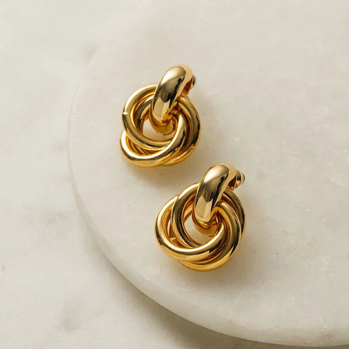 Elegant white gold earrings with refined links