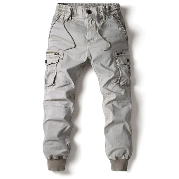 https://cdn.shopify.com/s/files/1/0878/4406/1529/files/VANGUARD-Langecargobroekvoorheren_7442718b-c598-4782-aa0e-b9b6b310fe6b.jpg?v=1772202270