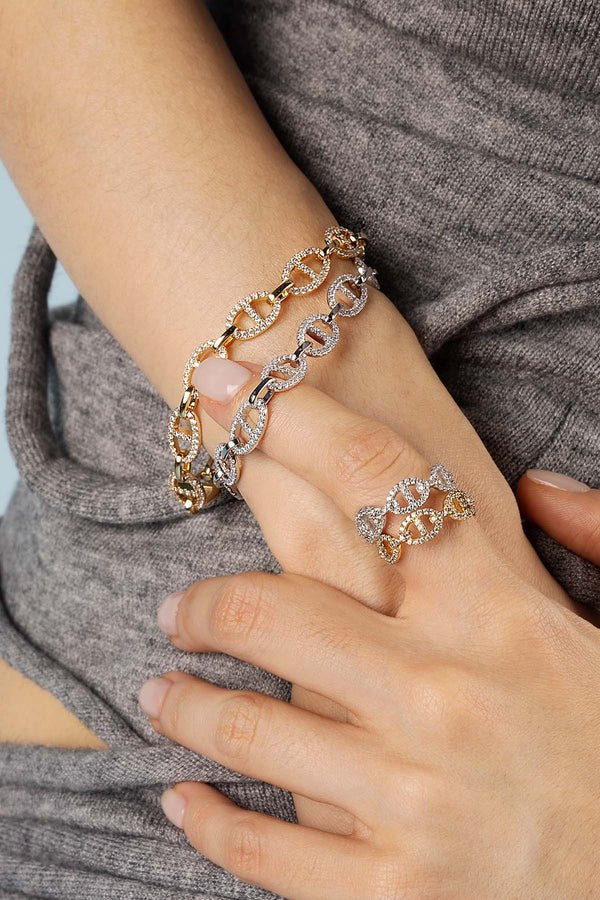 Soft white gold bracelet with delicate details