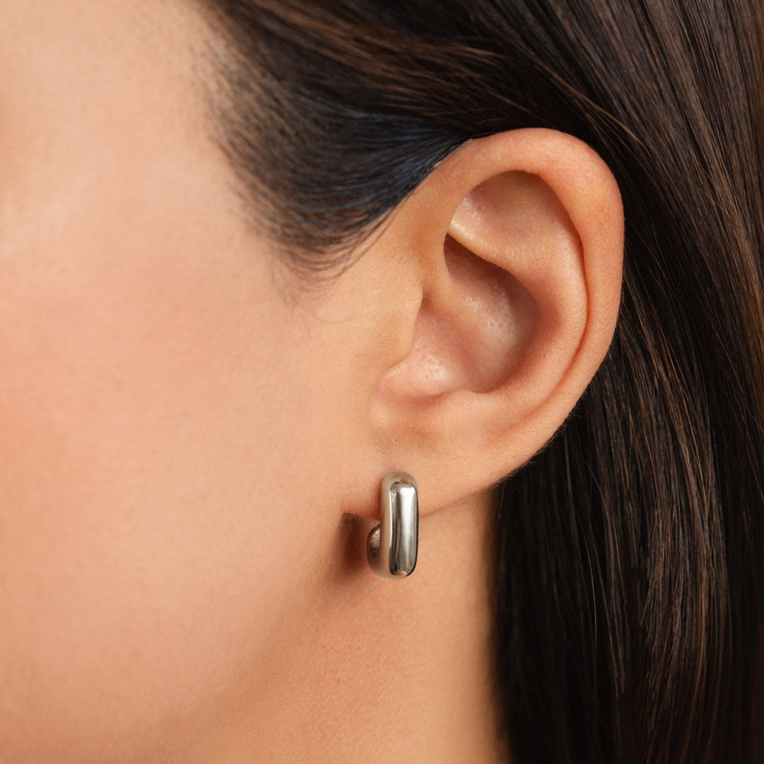 Elegant gold earrings with square shapes