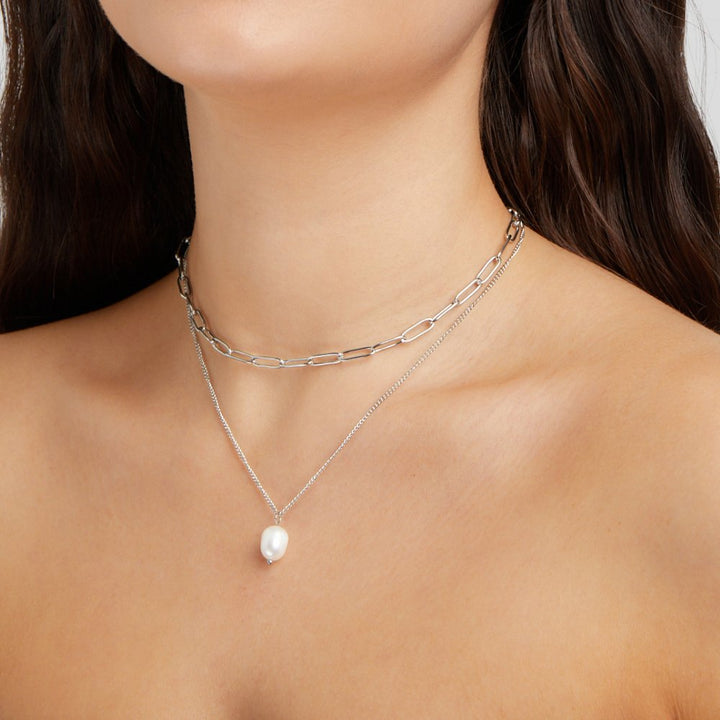 Elegant silver necklace with pearls