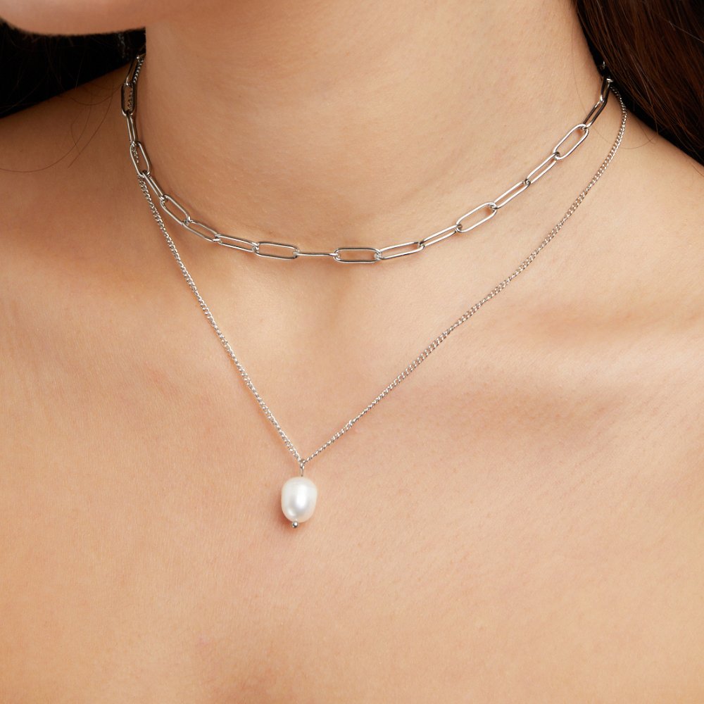 Elegant silver necklace with pearls