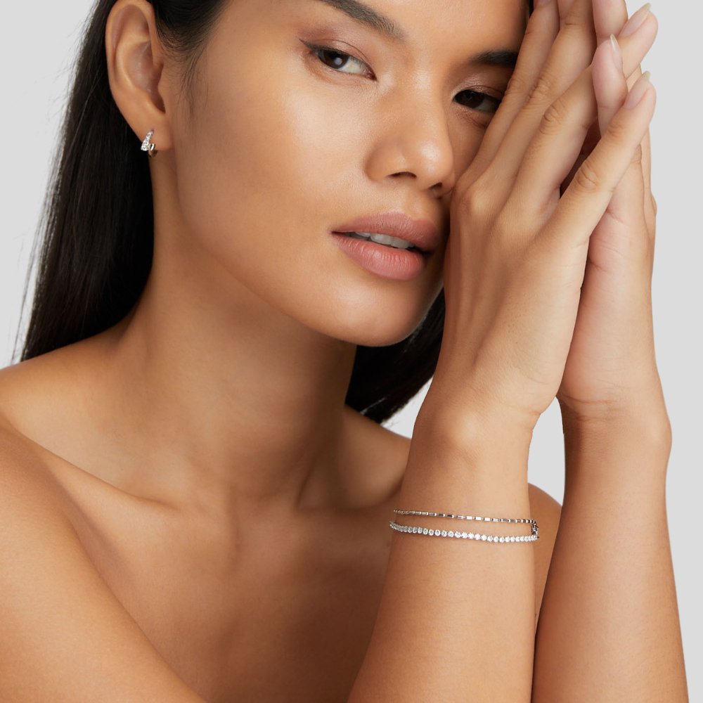 Elegant silver bracelet with sparkling crystals
