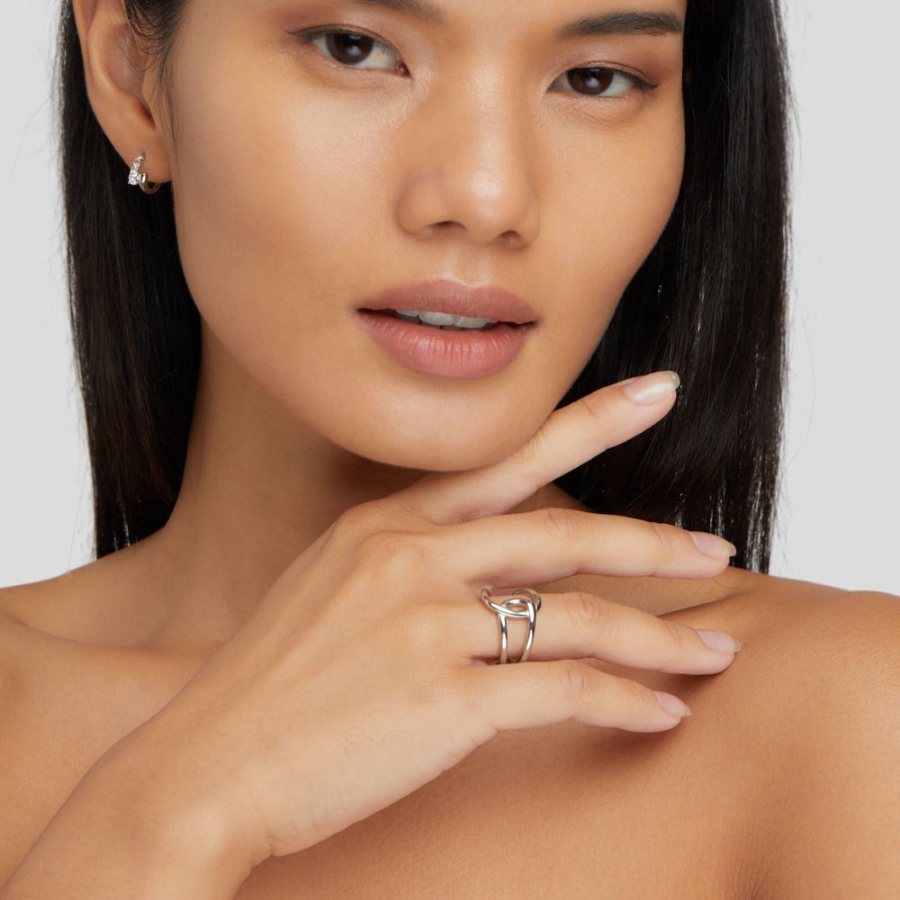 Elegant silver ring with refined design