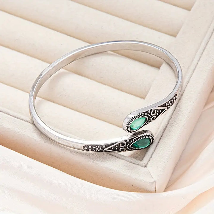Soft Glow white gold bracelet with delicate details