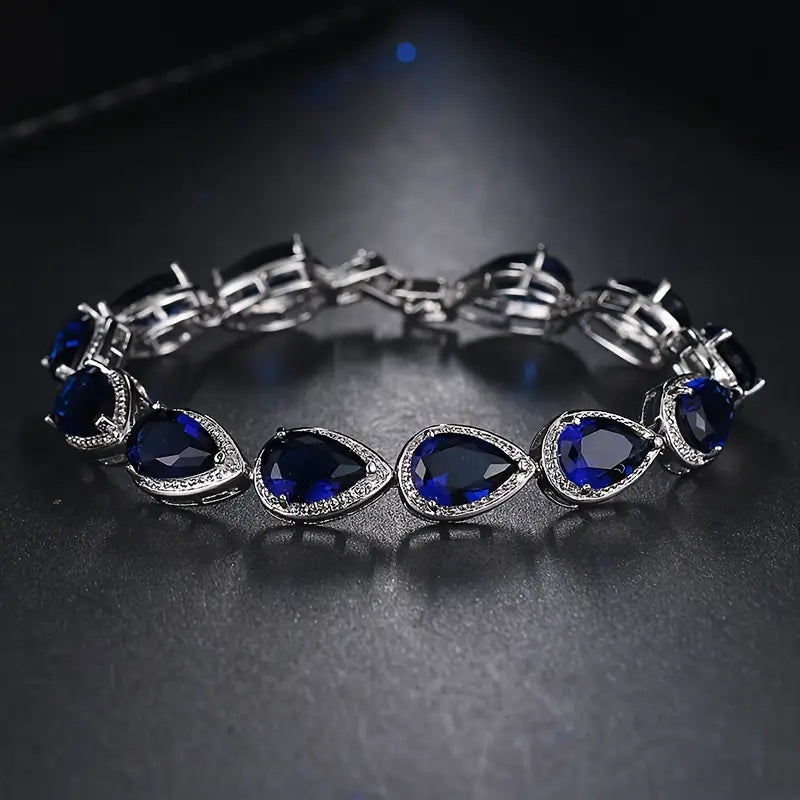 Refined white gold bracelet with delicate details