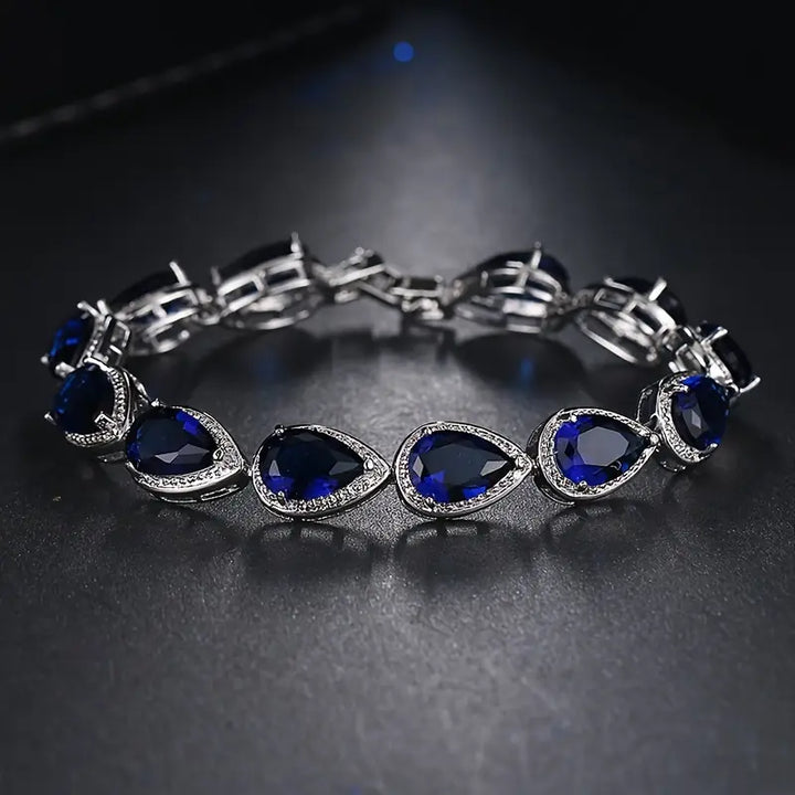 Refined white gold bracelet with delicate details