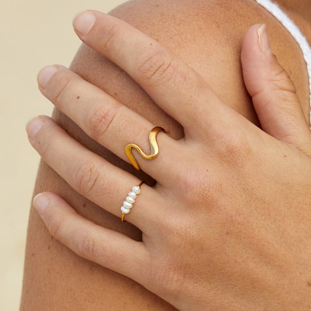 Elegant freshwater pearl ring in soft silver