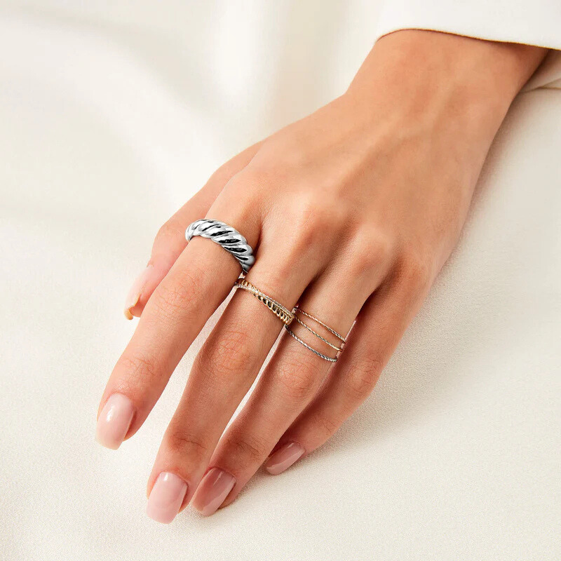 Elegant white gold ring with refined waves