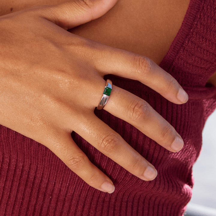 Elegant silver ring with emerald detail