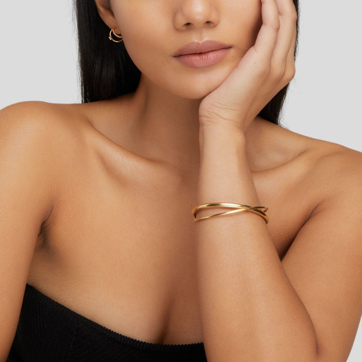 Elegant gold bracelet with a refined twist