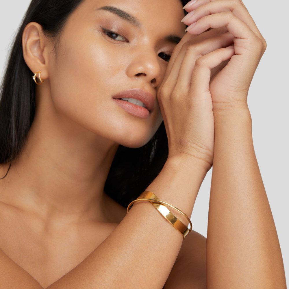 Elegant Gold Bracelet with Refined Details