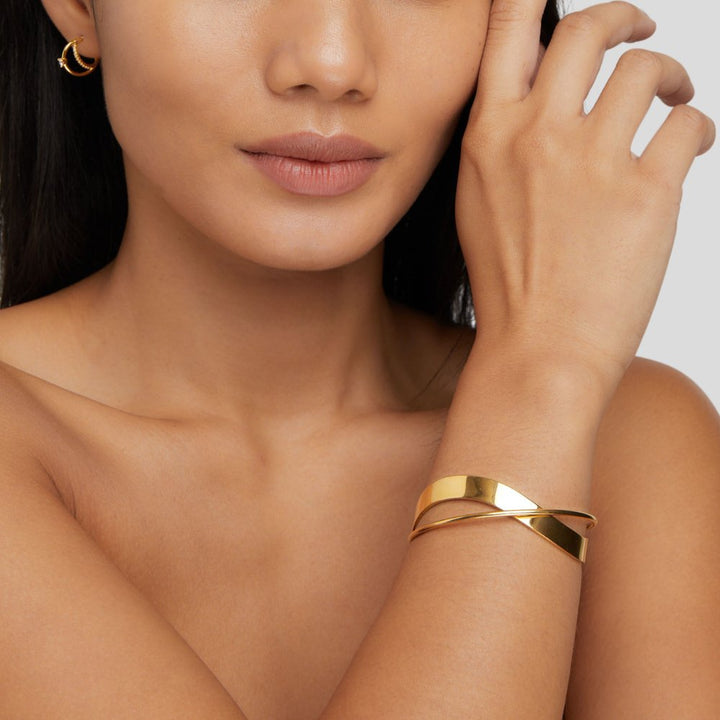 Elegant Gold Bracelet with Refined Details