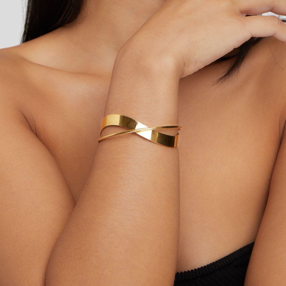 Elegant Gold Bracelet with Refined Details