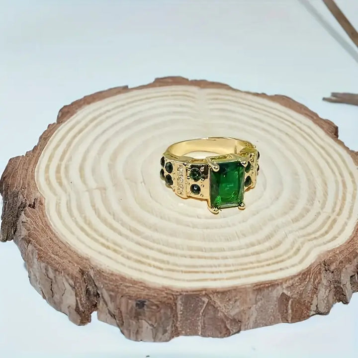 Elegant Gold Ring with Refined Details
