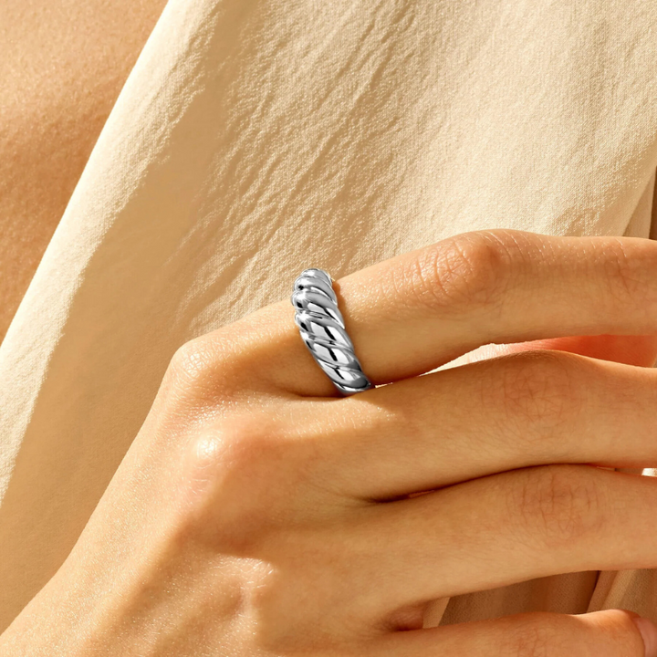 Elegant white gold ring with refined waves