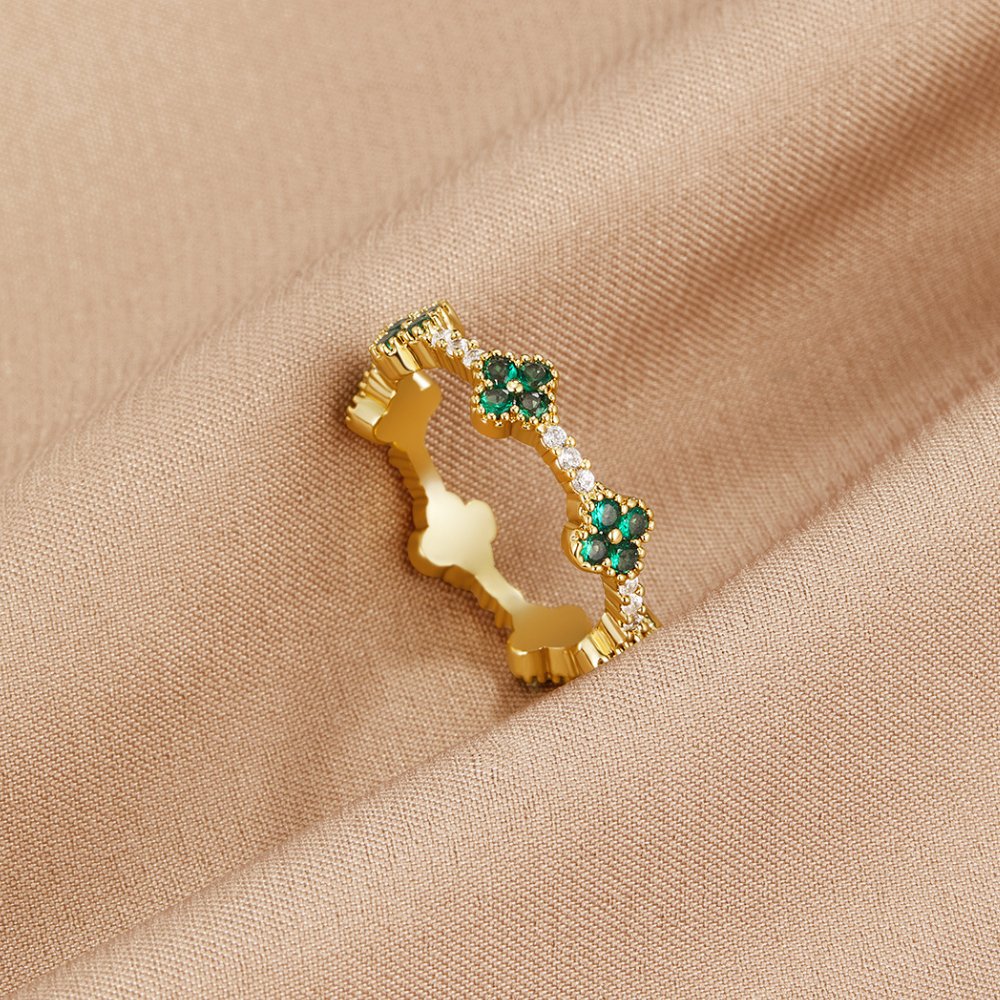 Refined crystal four-leaf clover ring in silver