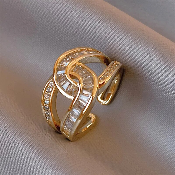 Interwoven silver ring with delicate details