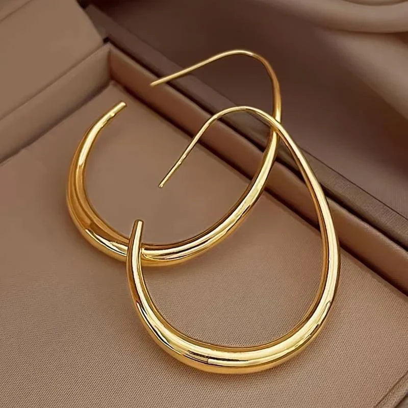 Refined gold earrings with flower motif