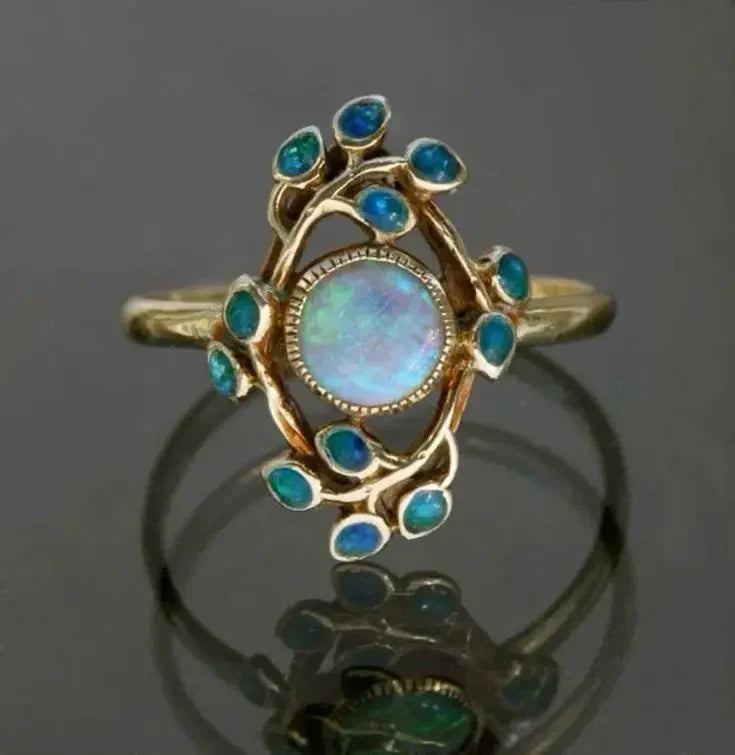 Elegant blue cubic zirconia ring with vintage look