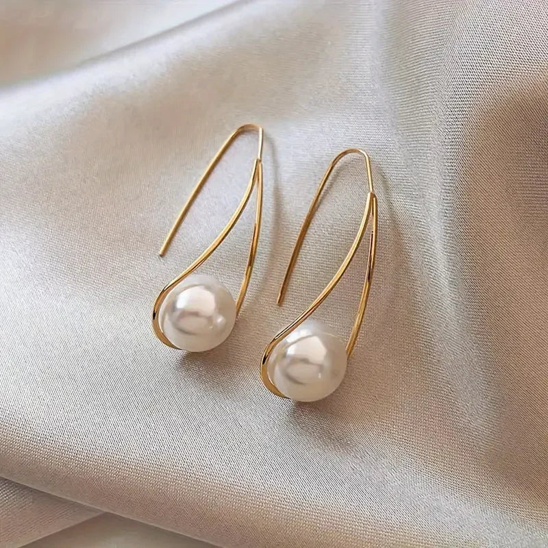 Soft pearl earrings in gold with a refined shine