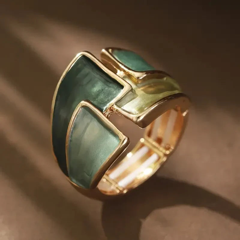 Elegant gold ring with leaves