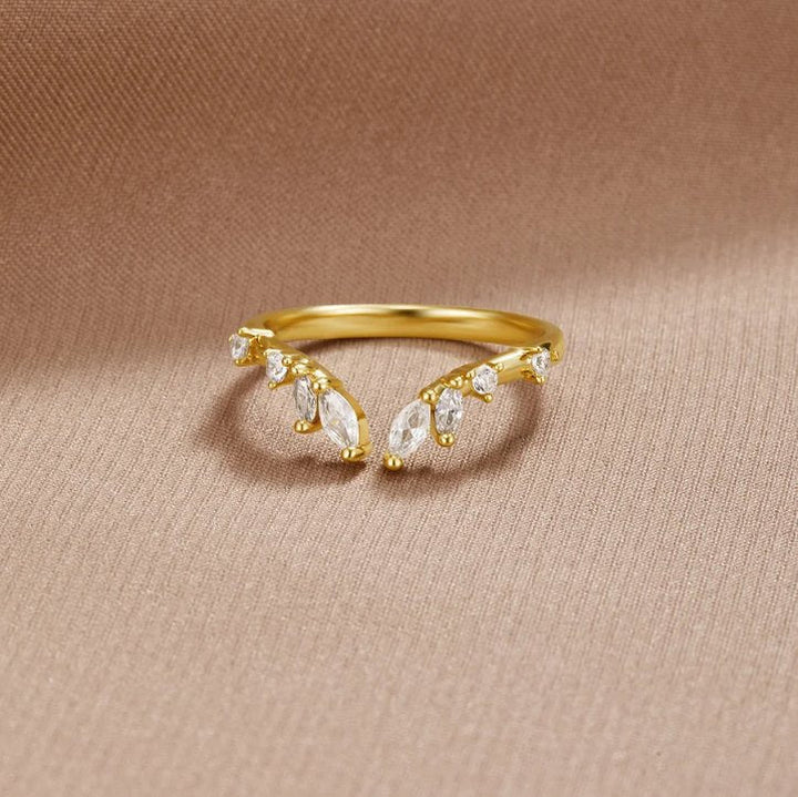 Soft shine gold ring with crystal