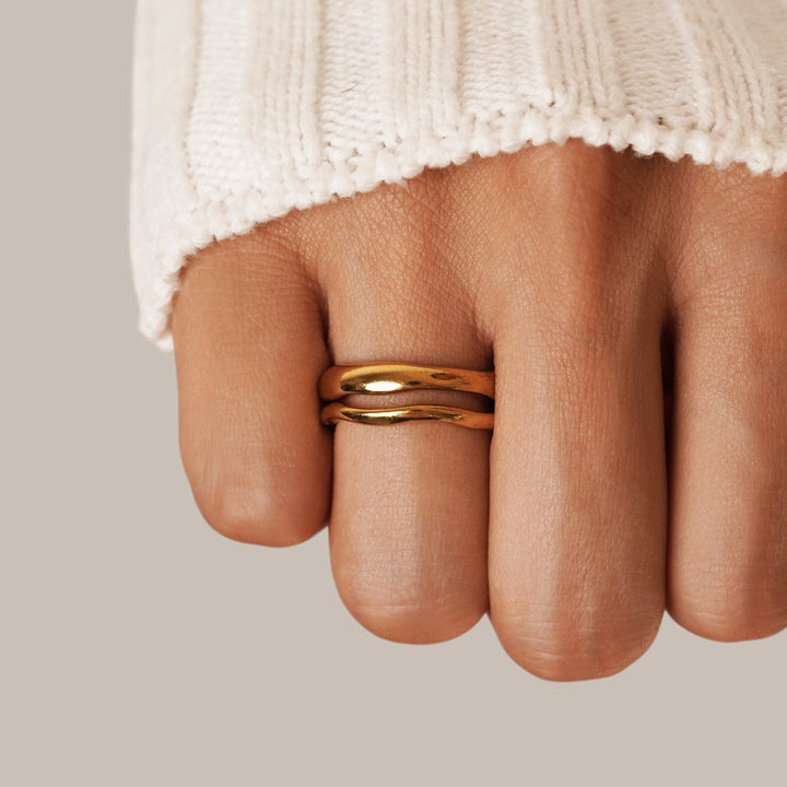 Soft wave ring in shiny silver