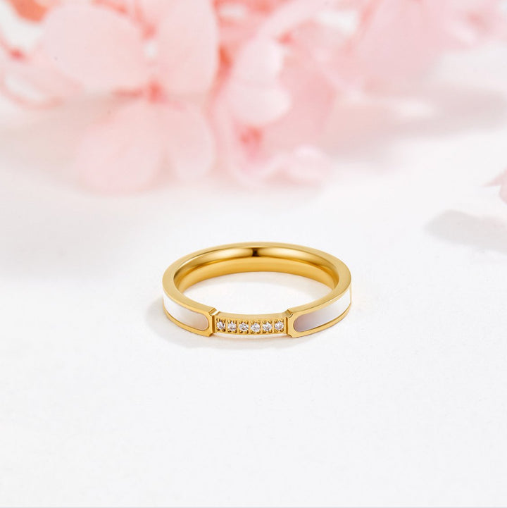 Simple pearl ring with delicate crystals