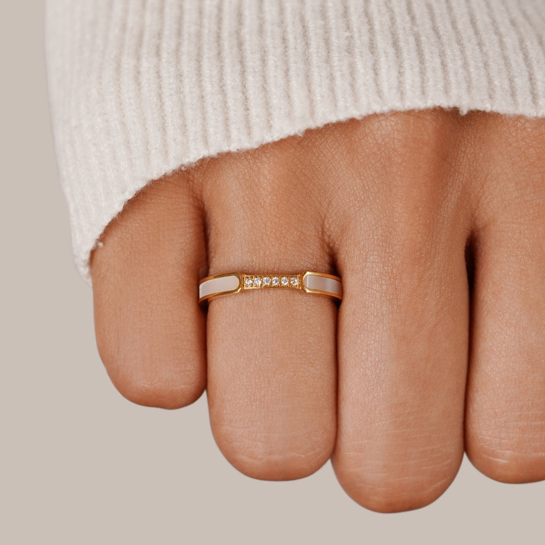 Harmonious pearl ring with subtle crystals