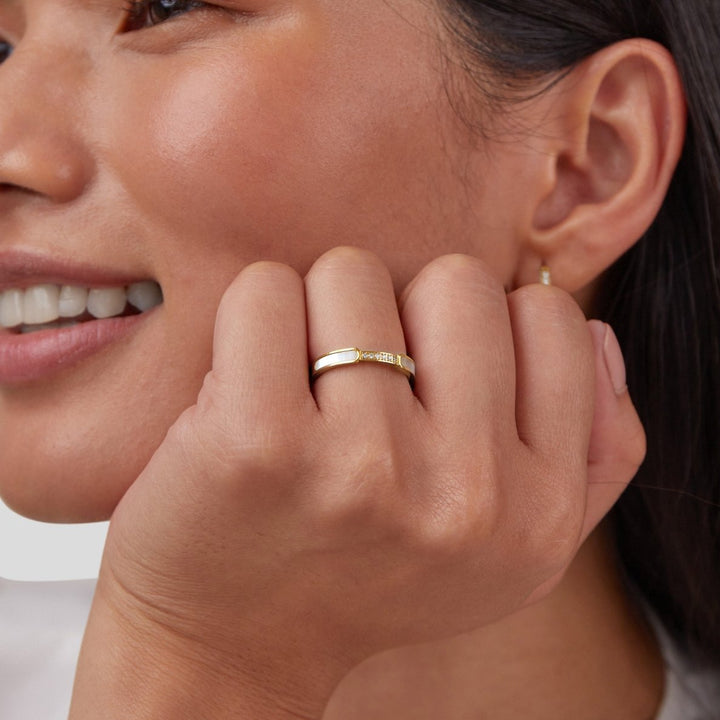 Simple pearl ring with delicate crystals