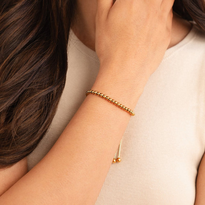 Elegant gold bracelet with pearl details