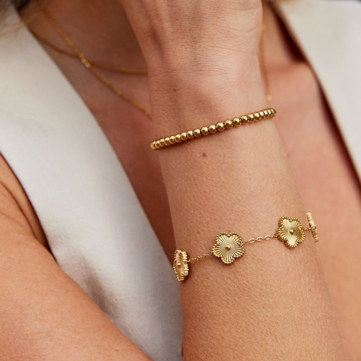 Elegant gold bracelet with pearl details
