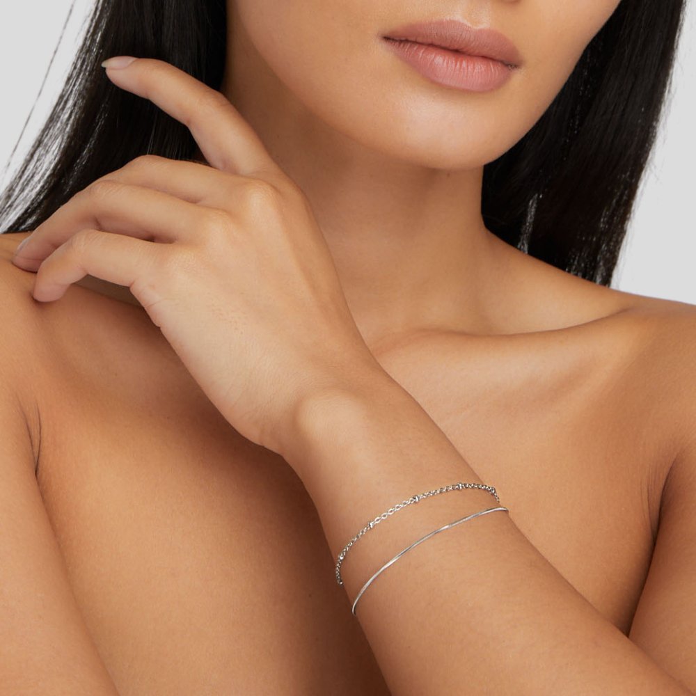 Elegant silver link bracelet with refined details
