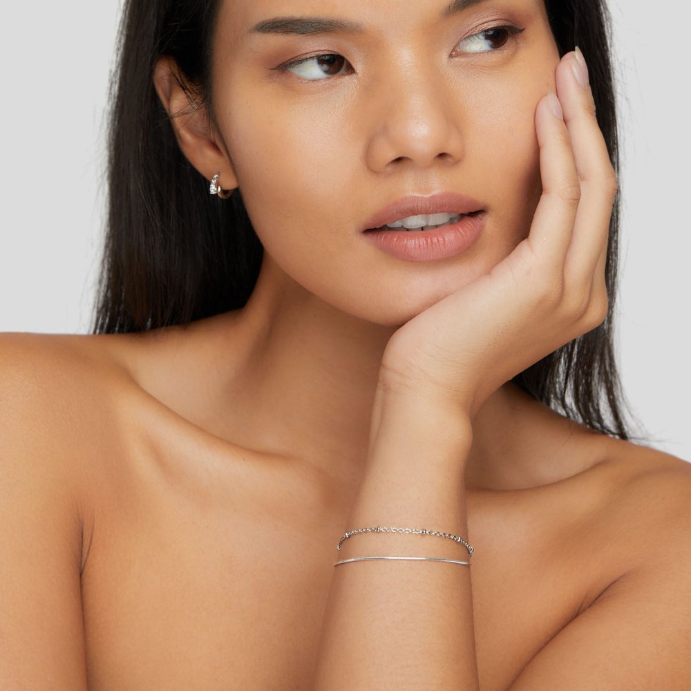 Elegant silver link bracelet with refined details