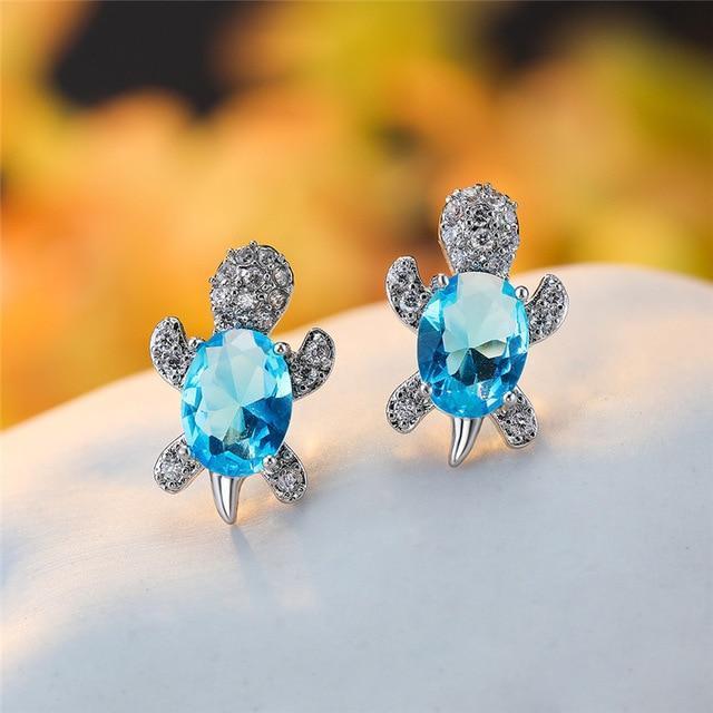 Elegant silver earrings with cubic zirconia and seaweed design