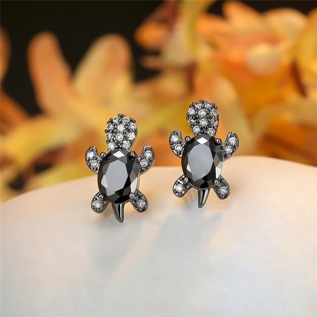 Elegant silver earrings with cubic zirconia and seaweed design