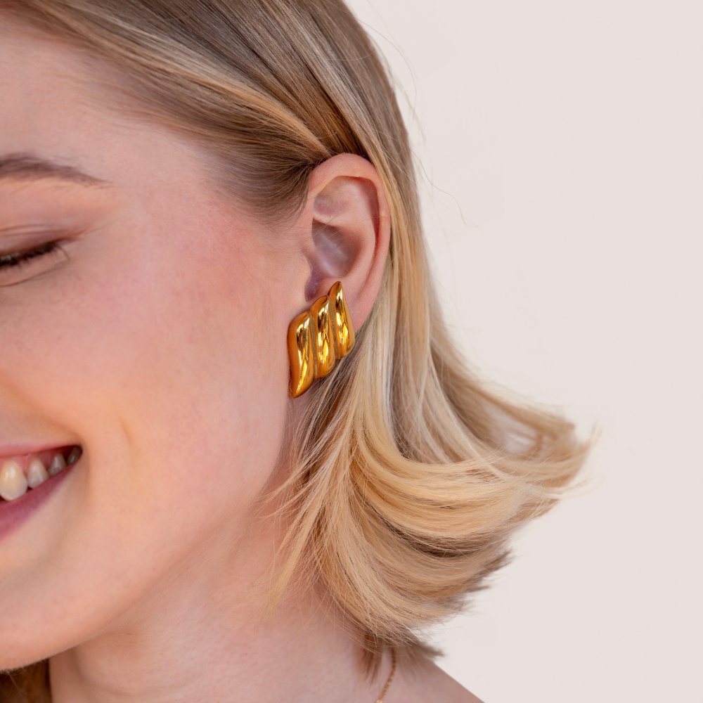 Elegant gold earrings with refined round shapes