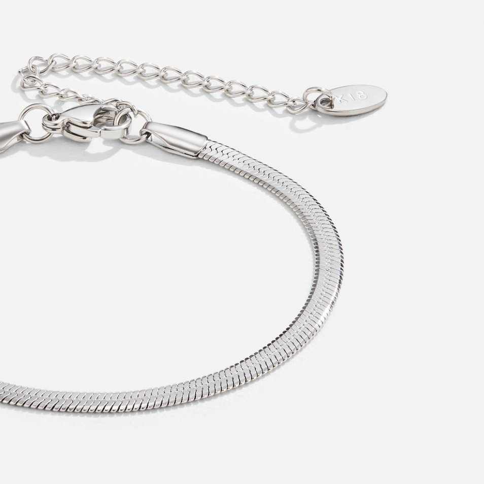 Elegant silver bracelet with snake motif