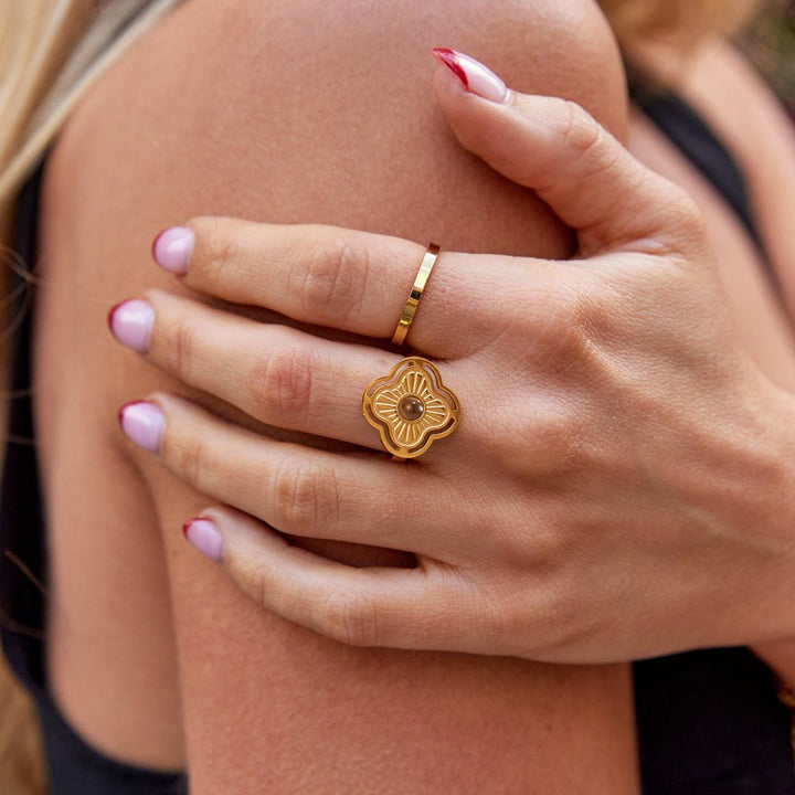 Lucky ring with tiger's eye and delicate flower motifs