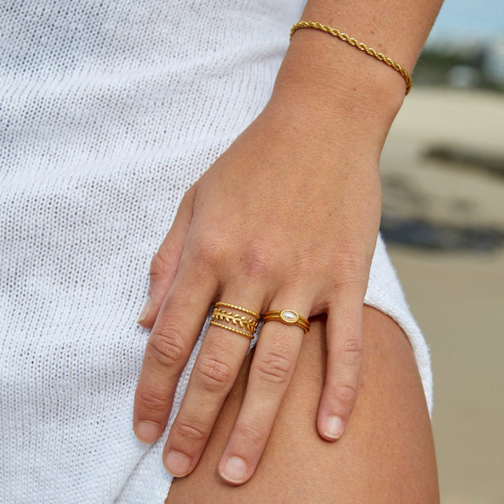 Elegant gold bracelet with refined twist