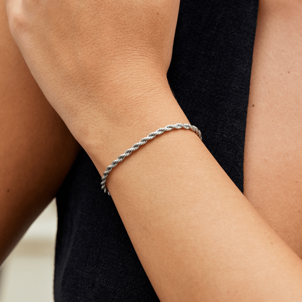 Refined silver bracelet with an elegant design