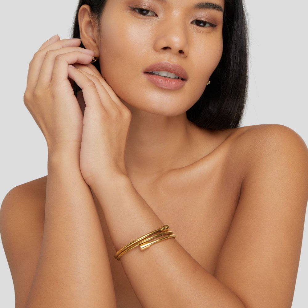 Elegant gold bracelet with refined twist