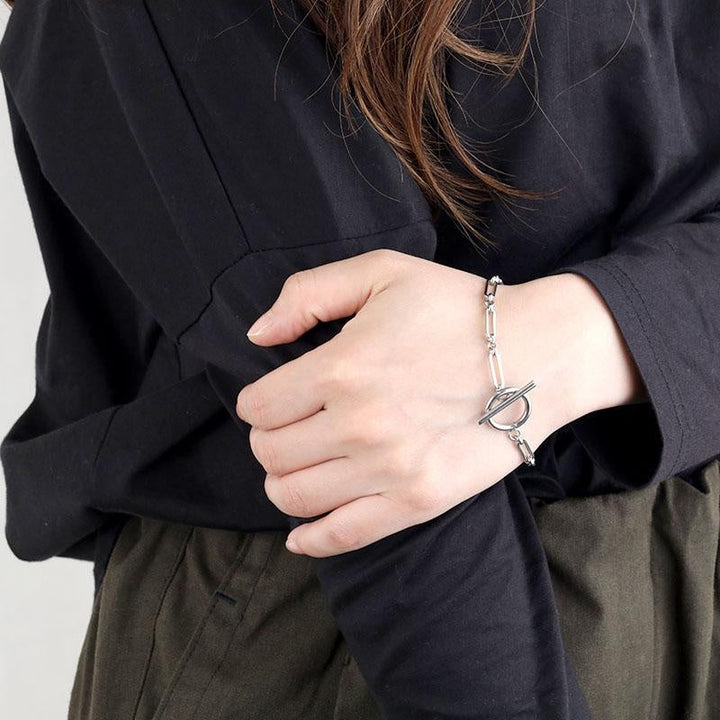 Elegant T-bar bracelet in white gold