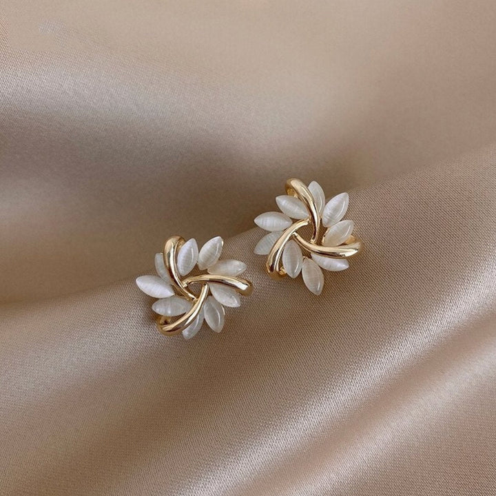 Elegant gold earrings with flower motif