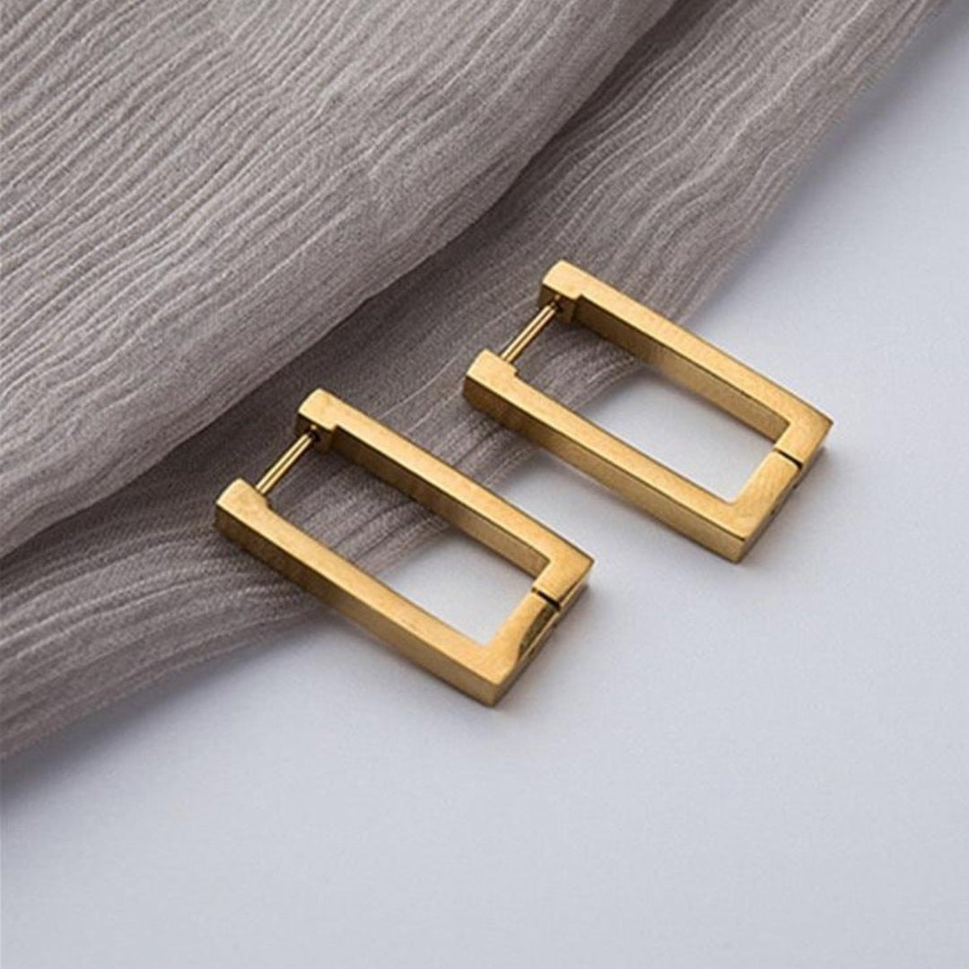 Elegant gold earrings with flower motif
