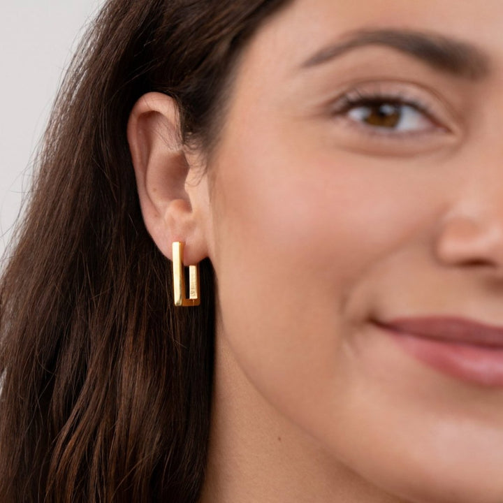 Elegant gold earrings with flower motif